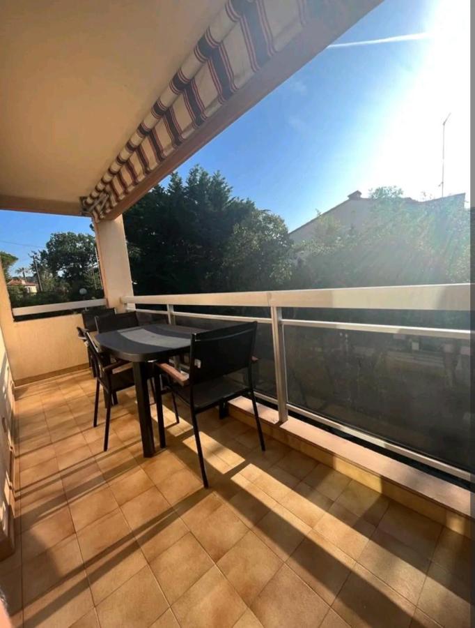 2 Pieces Proche Plage + Parking Golfe Juan Esterno foto